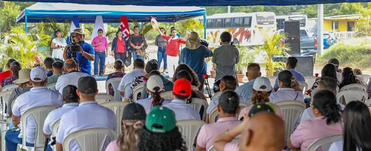 Entregan viviendas en la Urbanización Flor de Pino en celebración al Día de las Madres