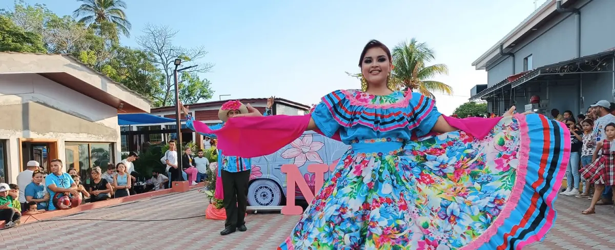 Riqueza textil en Festival de Cotonas, Batas y Trajes de Nuestro Folclore