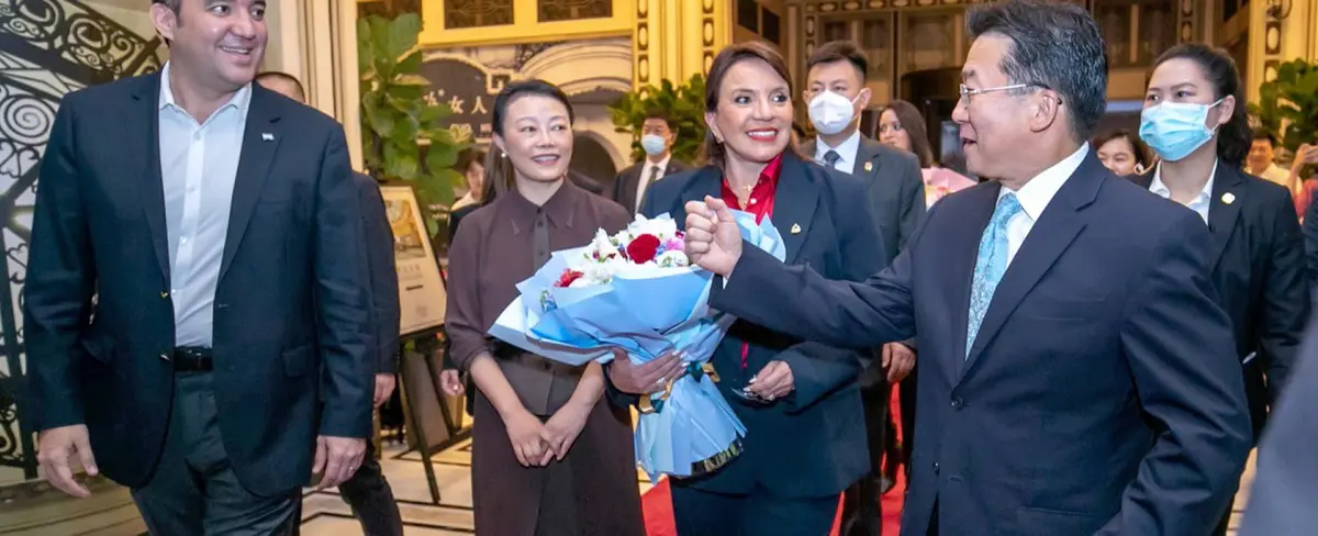 Presidenta de Honduras llega a China en visita oficial