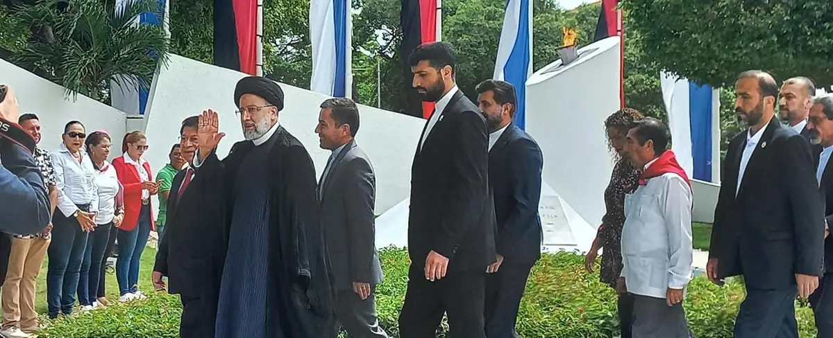 Presidente de Irán deposita ofrenda floral en el monumento de "Todos los Héroes"