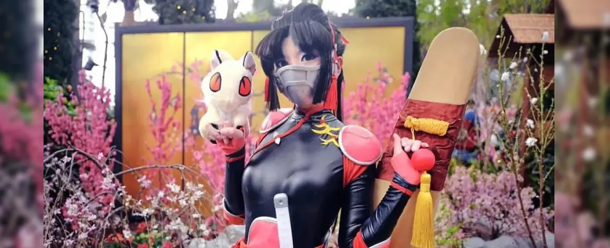 Sango de InuYasha representada en un espectacular cosplay