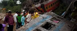 Aumenta a 288 cifra de fallecidos por accidente de tren en la India