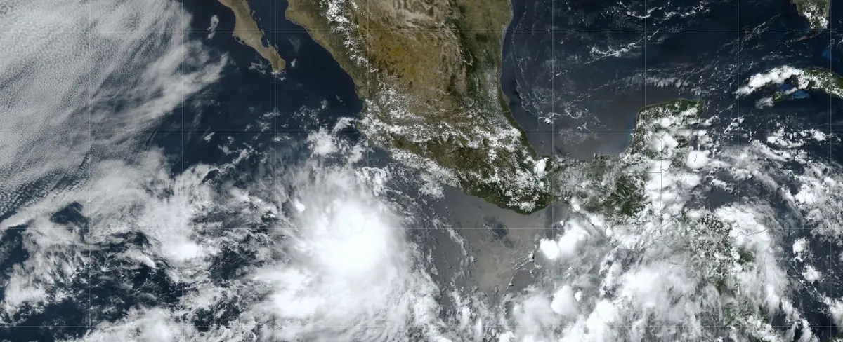 Adrián evoluciona a huracán categoría 1 en el pacifico de México