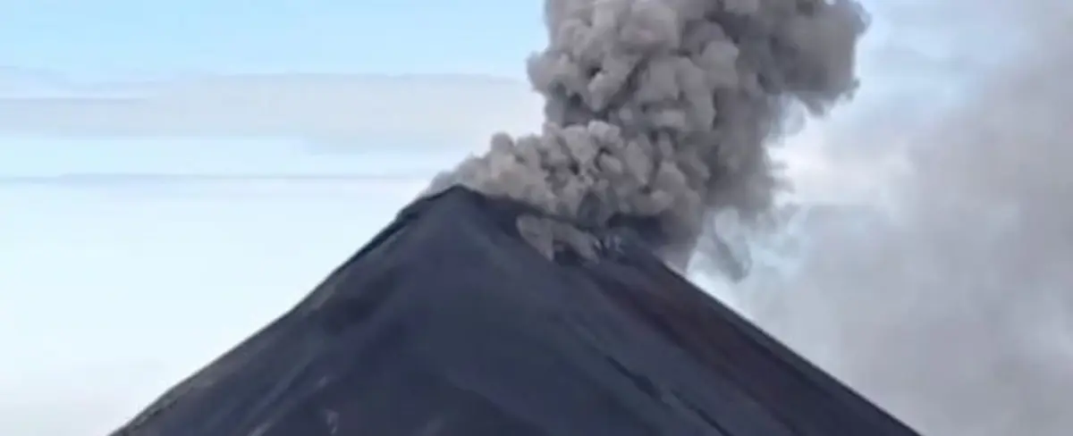 Volcán de fuego en Guatemala entra en erupción