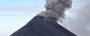 Volcán de fuego en Guatemala entra en erupción
