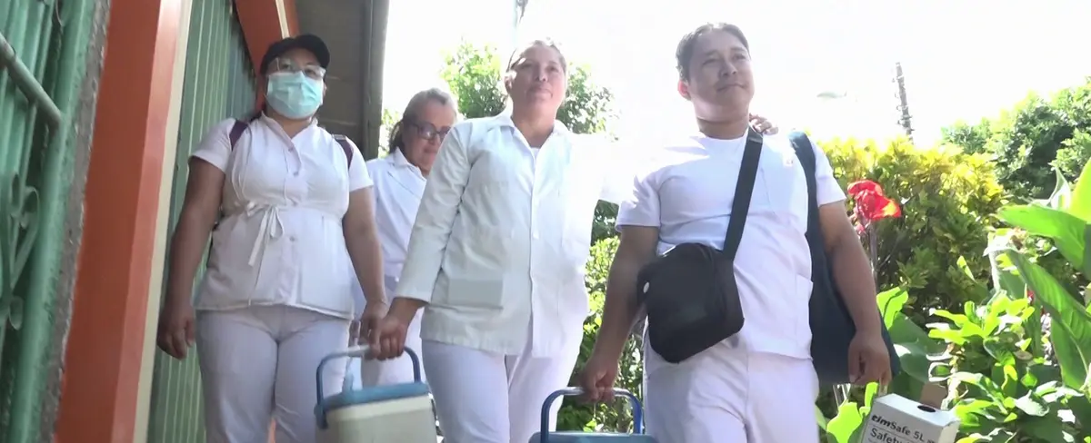 Familias del barrio René Polanco se inmunizan contra el Covid-19
