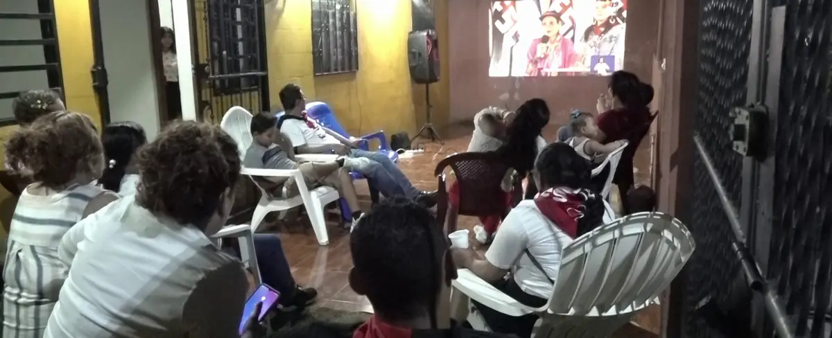 Familias nicaragüenses escucharon atentos el mensaje del Presidente Daniel