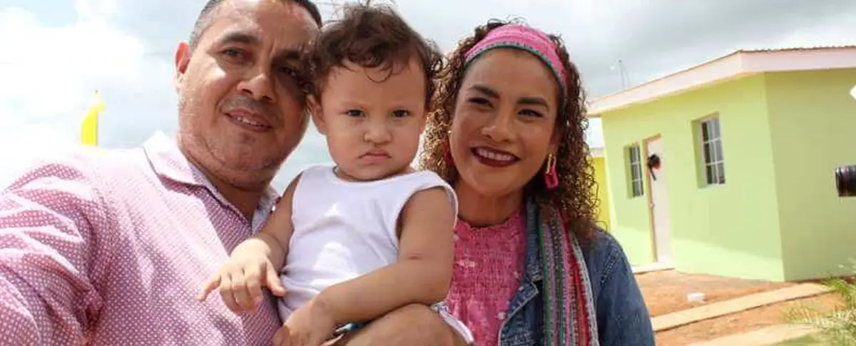 Familias reciben sus viviendas en la urbanización Villa Santiago en Managua