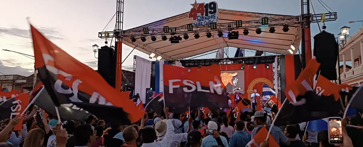 Granadinos disfrutan del concierto "Julio Victorioso" a cargo del grupo Liberarte