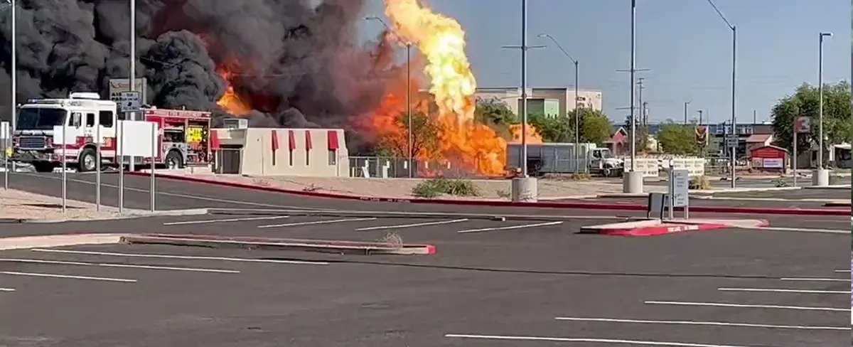 Incendio con explosiones cerca de un aeropuerto en EE.UU.