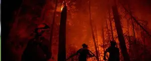 Canadá evacua a más de 35 mil personas por fuertes incendios forestales