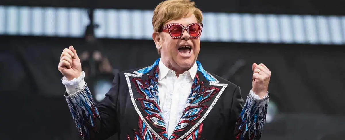 Elton John es hospitalizado tras sufrir una caída