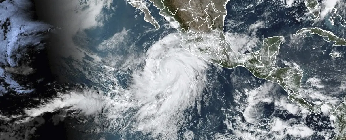 Huracán Hilary disminuye a categoría 3 mientras avanza hacia Baja California