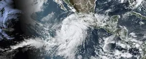 Huracán Hilary disminuye a categoría 3 mientras avanza hacia Baja California