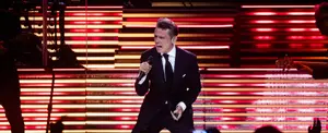 Luis Miguel sufre caída en pleno concierto