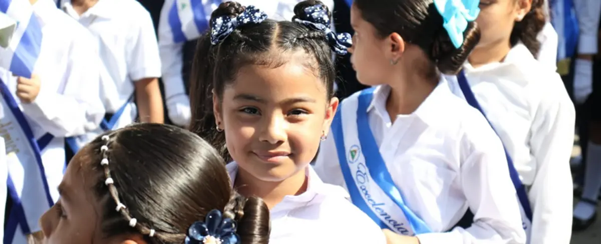 Comunidad educativa del Distrito VI participa en Desfiles Escolares