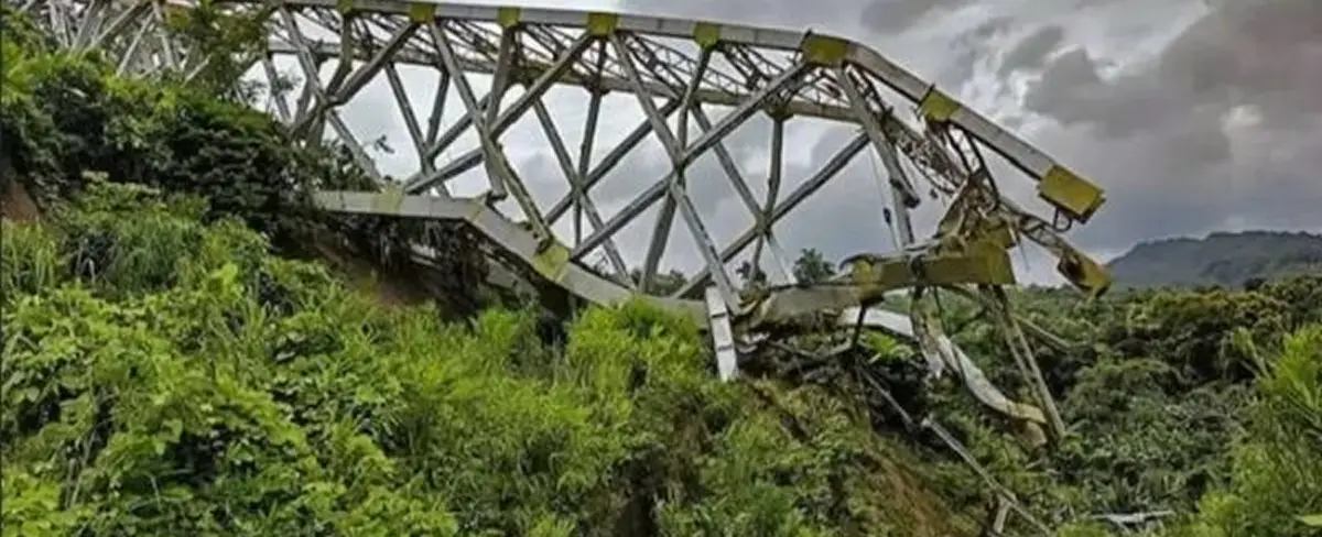 Desplome de puente ferroviario deja 17 muertos en la India