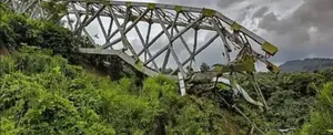 Desplome de puente ferroviario deja 17 muertos en la India