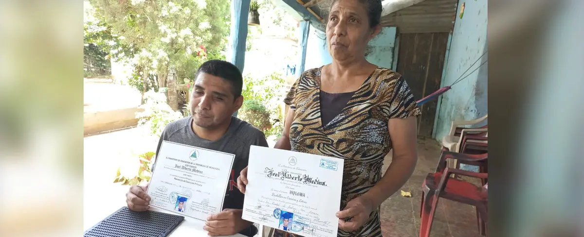 ¡No hay obstáculos para estudiar! joven con discapacidad visual se gradúa de docente