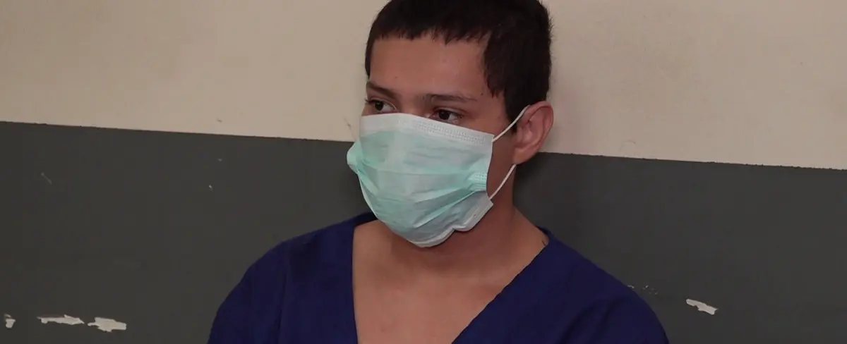 Joven que lesionó de una patada a un oficial de la Policía se enfrenta a la justicia