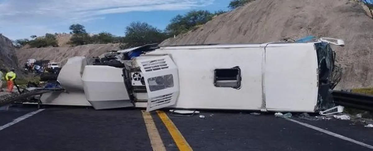 Elevan a 18 los muertos tras accidente vial en Oaxaca, México