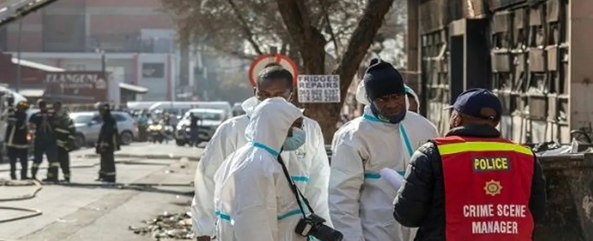 Suben a 74 los muertos por incendio en Johannesburgo, Sudáfrica