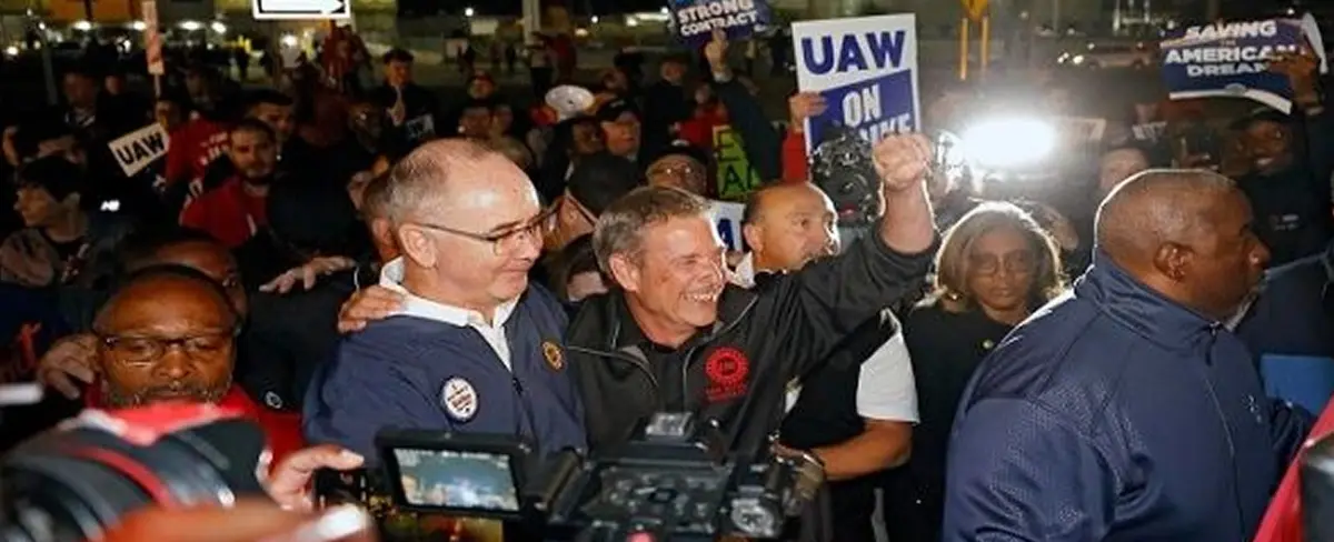 Miles de trabajadores se suman a huelga automotriz en EE.UU.