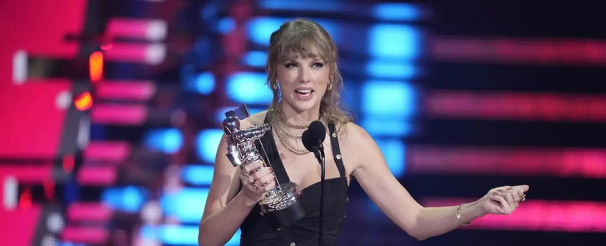 Taylor Swift cumple expectativas y se convierte en reina de la noche con 9 premios