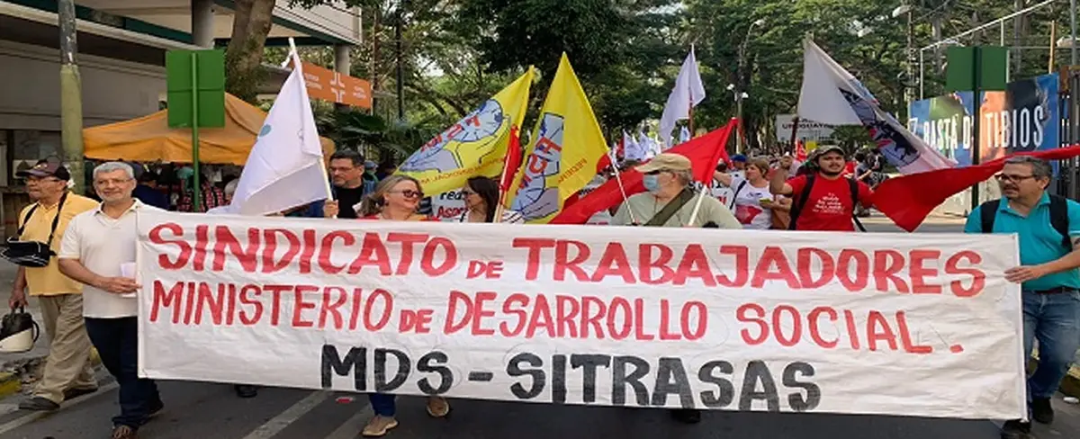 Trabajadores de Paraguay marchan en demanda de estabilidad laboral