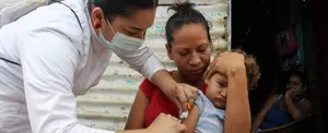 Brigadistas del Minsa vacunan contra el Covid-19 a familias del barrio 18 de Mayo
