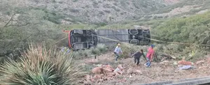 Caída de autobús en México deja al menos 10 muertos