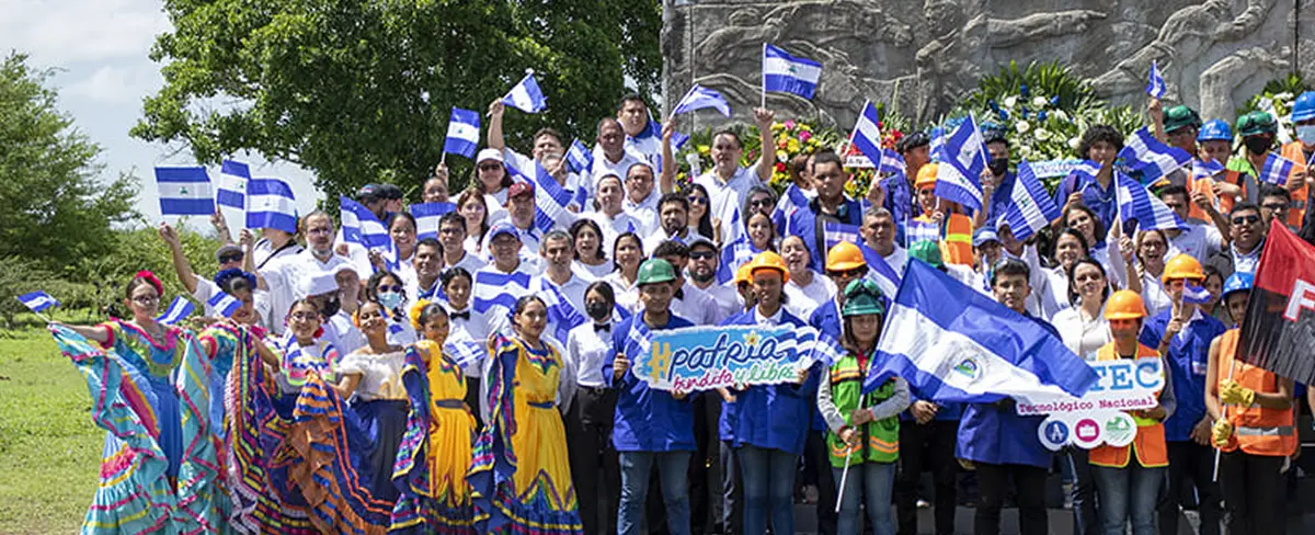 Comunidad Universitaria Rinde Homenaje a los Héroes y Próceres de la Patria