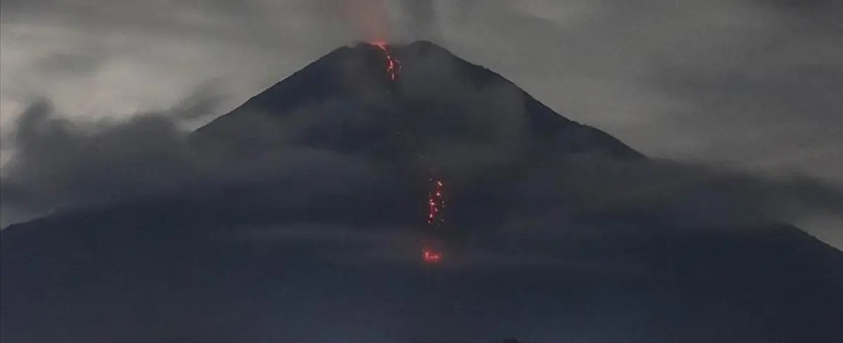 Volcán Semeru entra en erupción en Indonesia