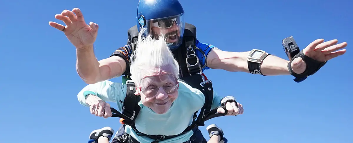 Anciana de 104 años salta en paracaídas para batir un Récord Guinness