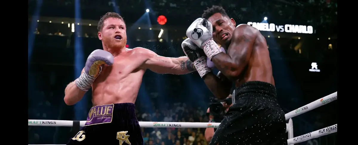 Canelo Álvarez se impone sin problemas ante un discreto Charlo