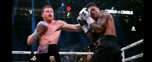 Canelo Álvarez se impone sin problemas ante un discreto Charlo