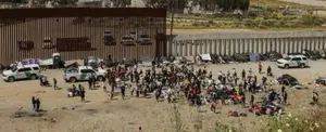 EE.UU. ordena reforzar muro fronterizo con México