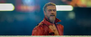 Edge debuta en la compañía rival de la WWE
