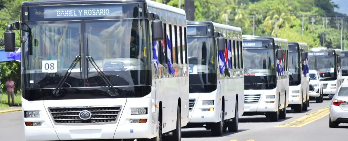GALERÍA: Familias de León celebran recibimiento de buses chinos