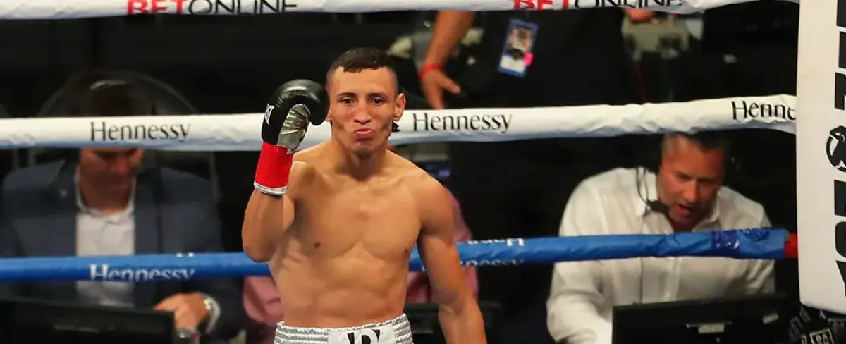 El “Gemelo” Alvarado supera la báscula y queda listo para su combate