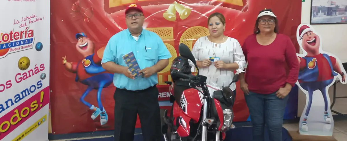 Lotería Nacional entrega motocicleta a ganadora de la “Raspadita Motos” en Carazo