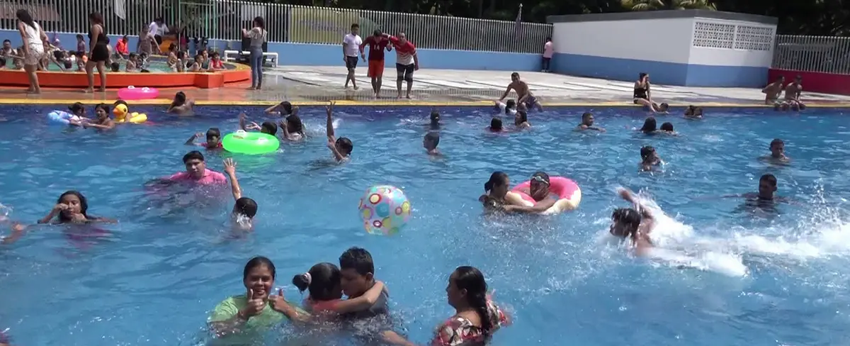 Familias disfrutan de las refrescantes aguas de Xiolá y Xilonem
