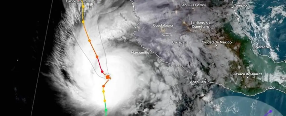 Huracán Norma se intensifica a categoría 3 provocando torrenciales lluvias en México