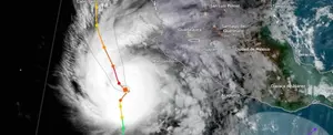 Huracán Norma se intensifica a categoría 3 provocando torrenciales lluvias en México