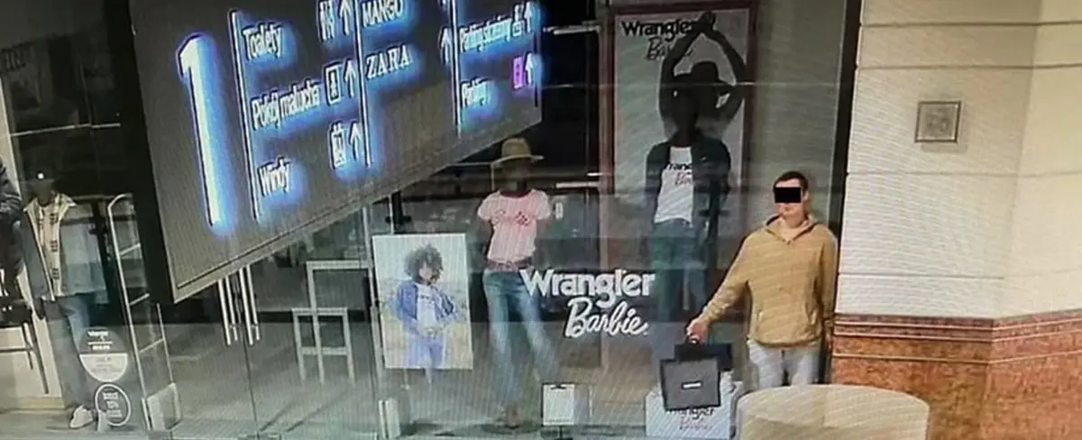 Simula ser un maniquí para robar un centro comercial