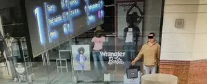 Simula ser un maniquí para robar un centro comercial