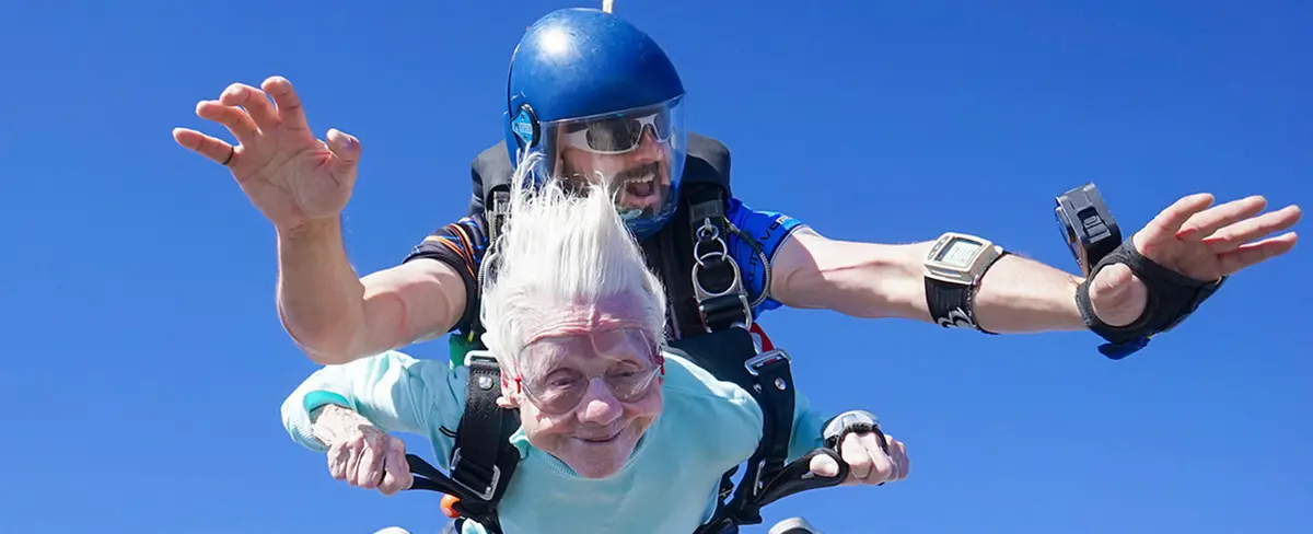 Mujer de 104 años muere tras batir el récord a la paracaidista de mayor edad
