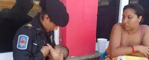 Policía amamanta a bebé que llevaba horas sin comer tras huracán Otis