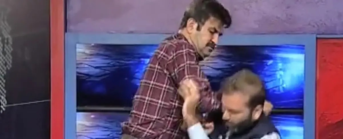 Dos políticos pakistaníes se enfrentan a golpes en un programa en vivo