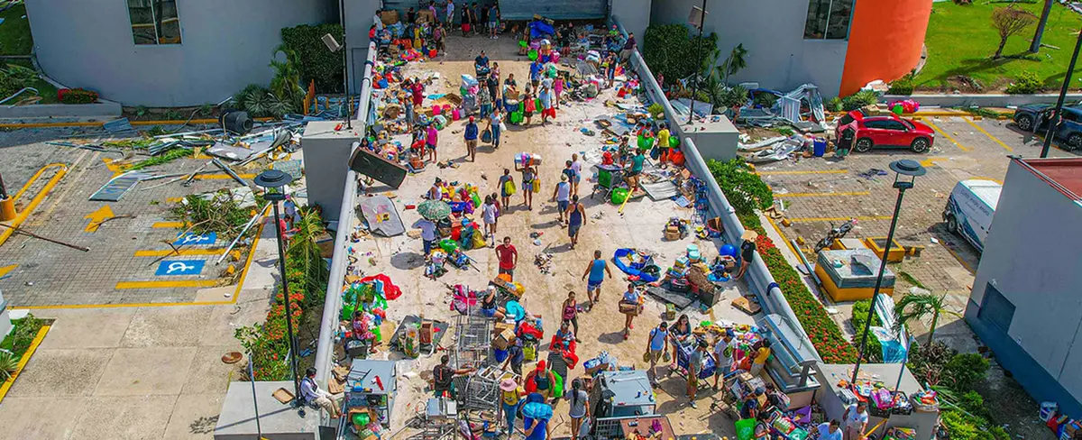 Reportan saqueos de tiendas en Acapulco tras el paso del huracán Otis